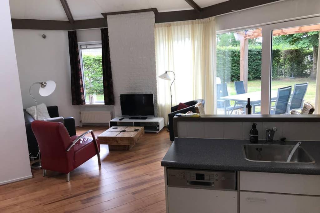 Rustig Gelegen Bungalow In Mooi Havelte Esterno foto